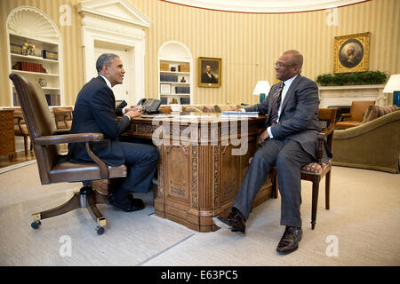 Il presidente Barack Obama incontra con armadietto Segretario Broderick Johnson all Ufficio Ovale, 21 maggio 2014. Foto Stock