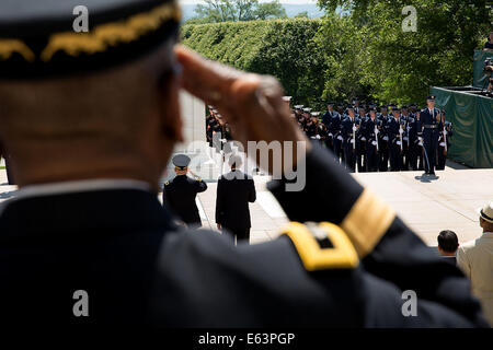 Il presidente Barack Obama, con il Mag. Gen. Jeffrey S. Buchanan, comandante generale, U.S. Esercito Distretto Militare di Washington, partecipa a un giorno memoriale della corona che stabilisce presso la tomba del Milite Ignoto presso il Cimitero Nazionale di Arlington in Arlington, Virginia, Ma Foto Stock