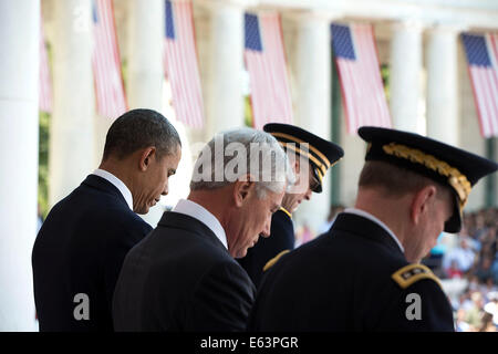 Il presidente Barack Obama il Segretario della Difesa, Chuck Hagel e generale Martin Dempsey, Presidente del Comune di capi di Stato Maggiore, prua le loro teste come cappellano Col. Michael Brainerd offre l invocazione durante un giorno memoriale della cerimonia di Arlington National Cem Foto Stock