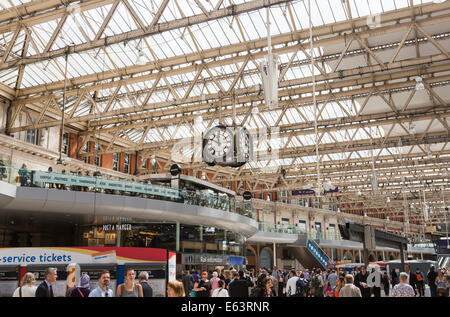 Orologio stazione presso la stazione di Waterloo, Londra, un famoso punto di incontro sulla piattaforma e atrio superiore con Benugo ristorante Foto Stock