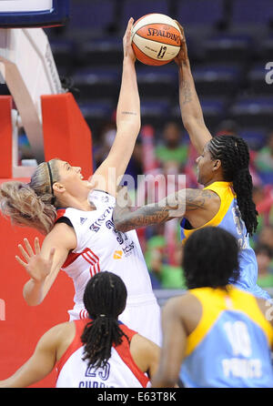 Washington, DC, Stati Uniti d'America. 13 Ago, 2014. 20140813 - Washington Mystics center Stefanie Dolson (31) blocchi un colpo da Chicago Sky avanti Jessica Breland (51) nel primo semestre al Verizon Center di Washington. © Chuck Myers/ZUMA filo/Alamy Live News Foto Stock