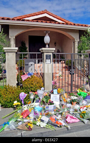 Tiburon, CA, Stati Uniti d'America. 13 Ago, 2014. Agosto 13th, 2014, Tiburon, California, Stati Uniti d'America. Marciapiede di Robin Williams Tiburon Home è adornata con centinaia di doni da tifosi, vicini, amici e coloro che hanno rispettato e amato. Credito: Bob Kreisel/Alamy Live News Foto Stock