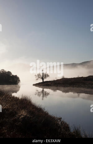 Nebbia di mattina su Loch un' Chuillinn Foto Stock