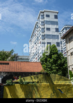 Gli edifici di vecchia costruzione con il nuovo grattacielo in background in Singapore Foto Stock