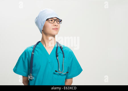 Ritratto di giovani asiatici maschio cinese medico in piedi con fiducia Foto Stock