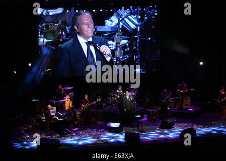 Marbella, Spagna. 13 Ago, 2014. Il cantante spagnolo Julio Iglesias (C) esegue durante il suo concerto in la Starlite 2014 Festival, in Marbella, Spagna, il 13 agosto, 2014. © AGENCIAPUNTOPRESS/Xinhua/Alamy Live News Foto Stock