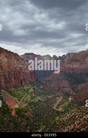 Zig-zag in Sion - Mount Carmel Highway, e abbassare il Canyon Zion, visto dal Canyon Overlook Trail, Parco Nazionale Zion, Utah, Stati Uniti d'America Foto Stock