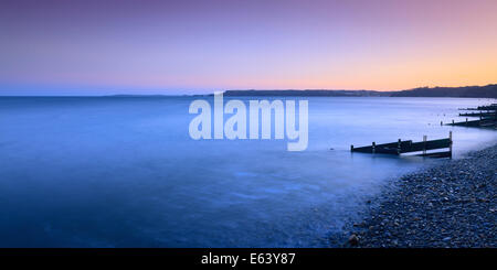 Spiaggia Amroth nr Saundersfoot Pembrokeshire nel Galles al tramonto Foto Stock