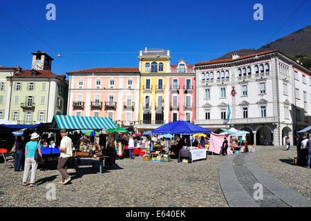 Mercato in piazza Grande piazza, Locarno, Ticino, Svizzera Foto Stock