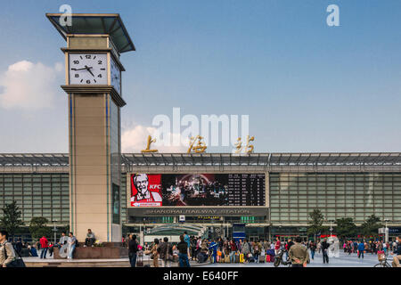 Stazione centrale con la torre dell orologio e la gente di fronte all'entrata, Shanghai, Cina Foto Stock