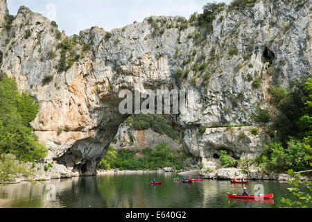 Pont d'Arc, roccia naturale arch oltre il fiume Ardèche, le Gole dell Ardèche, Gorges de l'Ardèche, Vallon-Pont d'arco, Rhône-Alpes Foto Stock