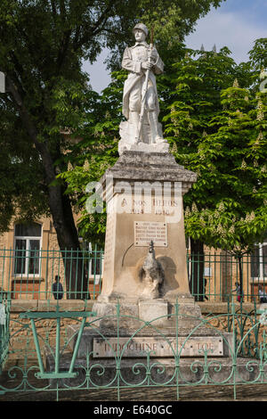 War Memorial, la prima guerra mondiale, un soldato con un fucile in piedi su un piedistallo, gallo gallico in fondo, ulteriore placca con la Foto Stock