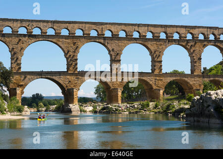 Pont du Gard, acquedotto romano, Sito Patrimonio Mondiale dell'UNESCO, oltre il fiume Gardon, Vers-Pont-du-Gard, dipartimento del Gard Foto Stock