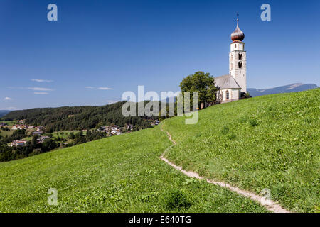 St Valentin cappella di Siusi area sopra Siusi allo Sciliar, Alpe di Siusi Alto Adige - Italia Foto Stock