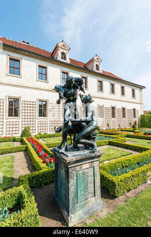 Statua nel giardino Wallenstein, Palazzo Wallenstein, sede del Senato del Parlamento della Repubblica Ceca, Praga Foto Stock