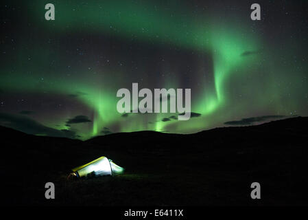 Luci del nord o aurora boreale su una tenda, Sarek National Park, Lapponia, Svezia Foto Stock