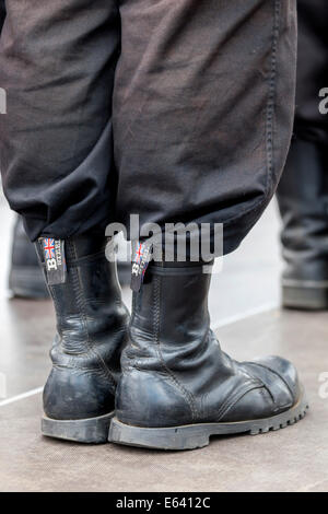 Gli stati di un diritto-ala parte ungherese indossando scarponi da combattimento, immagine simbolica per l' estremismo di destra, Budapest, Ungheria Foto Stock