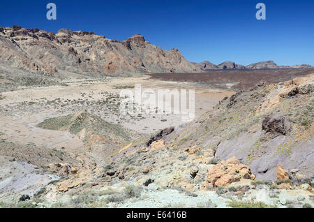 Comprimi cratere o caldera con campi di lava nel Llano de Ucanca, con blu 'los Azulejos' lava e macchia mediterranea, UNESCO Foto Stock