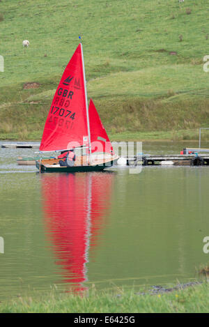 Barca a vela con vele di rosso su St Mary's Loch. Foto Stock