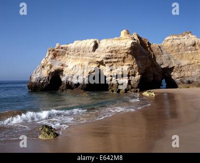 Rocce di grandi dimensioni lungo il litorale, Praia da Rocha, Algarve, Portogallo, Europa occidentale. Foto Stock