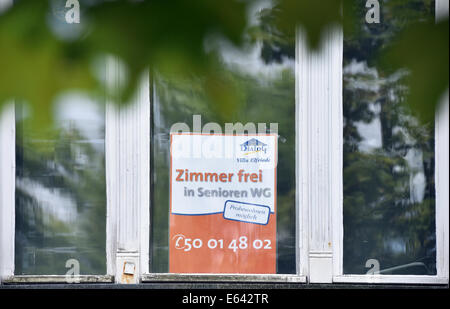 Berlino, Germania. 08 Ago, 2014. Un segno che recita "camera disponibile' e 'test soggiorno possibile' si blocca nella finestra dei cittadini anziani comunità residenziale 'Villa Elfriede" di Berlino, Germania, 08 agosto 2014. Foto: Jens KALAENE/dpa/Alamy Live News Foto Stock