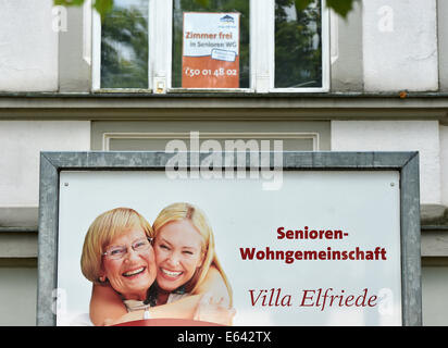 Berlino, Germania. 08 Ago, 2014. Un segno che recita "camera disponibile' e 'test soggiorno possibile' si blocca nella finestra dei cittadini anziani comunità residenziale 'Villa Elfriede" di Berlino, Germania, 08 agosto 2014. Foto: Jens KALAENE/dpa/Alamy Live News Foto Stock