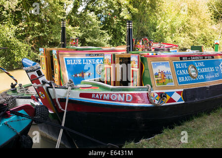 Colorate Narrowboats storico sul Grand Union Canal. Blisworth, Northamptonshire, Inghilterra. Foto Stock