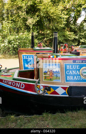 Colorate Narrowboats storico sul Grand Union Canal. Blisworth, Northamptonshire, Inghilterra. Foto Stock