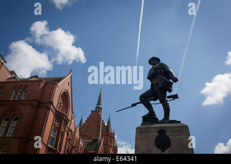 WW1 memorial soldato statua, commemorando il Royal Fusiliers nella città di Londra. Nel centesimo anno dopo WW1 iniziato, un dettaglio di un memoriale di guerra del soldato di testa e spalle, un eroe nella città di Londra ricordare quelli uccisi nella prima guerra mondiale, perso nelle trincee e i campi delle Fiandre dal 1914-19. Dedicato dalla città di Londra e del Regno Unito del capitale finanziario e al cuore storico, la statua rappresenta una generazione perduta quando la nazione a favore della gioventù sacrificato la loro vita nel XX secolo il primo grande conflitto. L'iscrizione dice che i loro nomi vivranno per sempre. Foto Stock