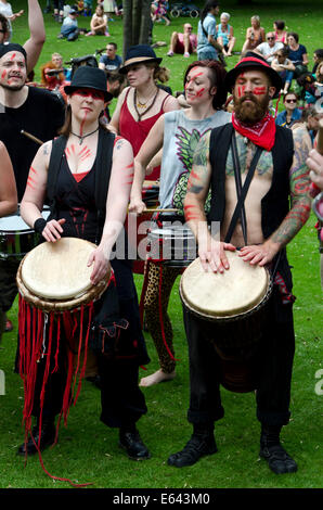 Il Beltane Fire società banda del tamburo di eseguire a Carnevale, parte di Edimburgo di Jazz e Blues Festival. Foto Stock