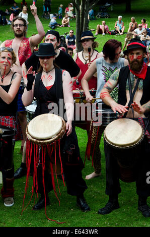 Il Beltane Fire società banda del tamburo di eseguire a Carnevale, parte di Edimburgo di Jazz e Blues Festival. Foto Stock