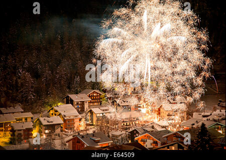 In Saas-Fee, alpi svizzere, nuovo anno viene celebrato con una grande mostra di fuochi d'artificio colpo da tutti gli angoli del paese Foto Stock