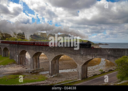 Giacobita treno a vapore, attraversando Loch nan Umbh viadotto, Scotland, Regno Unito, Europa Foto Stock