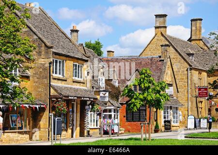 Negozi turistici lungo la High Street nel centro del villaggio, Broadway, Cotswolds, Worcestershire, England, Regno Unito, Europa. Foto Stock