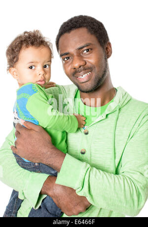 Felice padre nero e baby boy cuddling isolato su sfondo bianco di utilizzarlo per un bambino, genitorialità o il concetto di amore Foto Stock