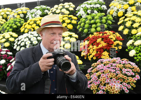 Flower Show vice presidente Ted Butcher scattare fotografie delle fioriture. Shrewsbury Flower Show 2014 Foto Stock