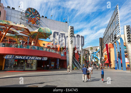 Persone che camminano a Universal City in una giornata di sole. Hollywood, Los Angeles, California, Stati Uniti. Foto Stock