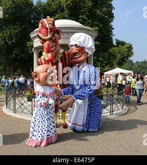 Clive Chandler's Tip Top Burattini giant Punch & Judy caratteri a Shrewsbury Flower 2014 Foto Stock