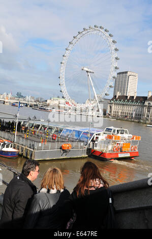 LONDON, Regno Unito - 8 Marzo 2011: familiari ammirare London Eye dal Tamigi bank Foto Stock