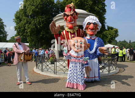 Clive Chandler's Tip Top Burattini giant Punch & Judy caratteri a Shrewsbury Flower 2014 Foto Stock