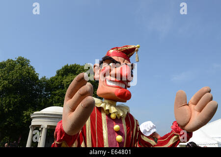 Signor Mister Punch Clive Chandler's Tip Top Burattini giant Punch & Judy caratteri a Shrewsbury Flower 2014 Foto Stock