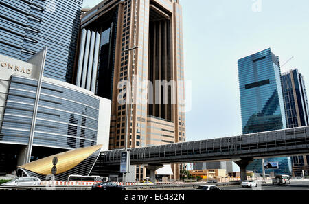 Scena di strada Sheikh Zayed Road Dubai EMIRATI ARABI UNITI Foto Stock