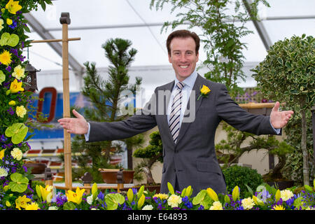 Southport, Merseyside, Regno Unito. 14 Agosto, 2014. Strictly Come Dancing celebrity star Anton du Beke apre la Gran Bretagna è indipendente più grande mostra dei fiori, che celebra il suo ottantacinquesimo anno. "Ho intenzione di avere un girovagare, guardare Herbaceous borders," annuncia Anton. "E chi vuole venire e dire ciao, venite a dire ciao". Foto Stock