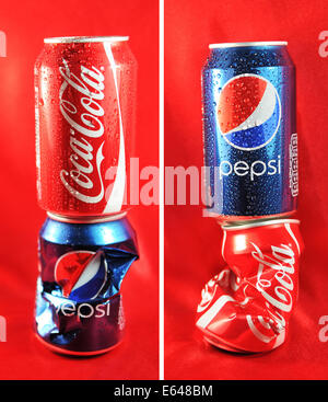 LONDON, Regno Unito - 27 febbraio 2011: Coca Cola vs. Pepsi il concetto di concorrenza con le lattine contro lo sfondo di colore rosso - editoriale illustrativa Foto Stock