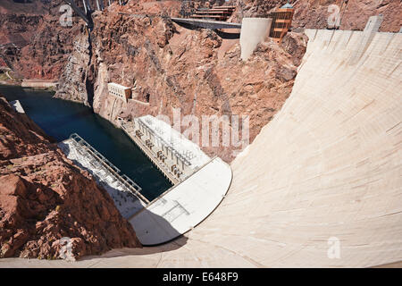 Vista dalla parte superiore della diga di Hoover nel Black Canyon del fiume Colorado, al confine tra gli Stati Uniti del Nevada e dell'Arizona. Arizona, Stati Uniti. Foto Stock