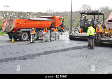 Parigi, Francia - 29 Marzo 2011: costruzione lavoratori utilizzano attrezzature pesanti per riparare le strade del centro di Parigi Foto Stock