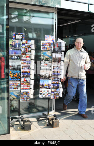 LONDON, Regno Unito - 19 novembre 2011: Turistica uscire da un negozio di souvenir nel centro di Londra Foto Stock