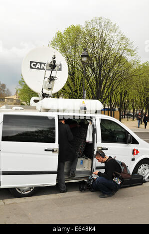 Parigi, Francia - 29 Marzo 2011: Canal Plus troupe televisiva preparare il broadcasting su strade di Parigi Foto Stock