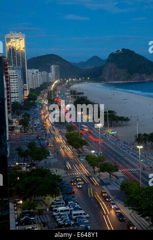 Spiaggia di Copacabana e Avenue Atlantica di notte, Copacabana, Rio de Janeiro, Brasile Foto Stock