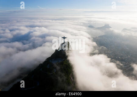 Il gigante Art Deco statua Gesù noto come Cristo Redentor (Cristo Redentore) sul monte Corcovado a Rio de Janeiro in Brasile. Foto Stock